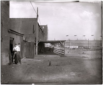 المباني التجارية أو الاسطبلات أمام خيمة سيرك بارنوم وبيلي في غراند ولاكليد بواسطة تشارلز كليمنت هولت